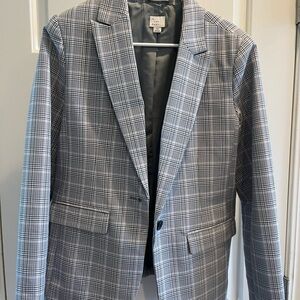 Women’s fitted, lightweight blazer. Plaid